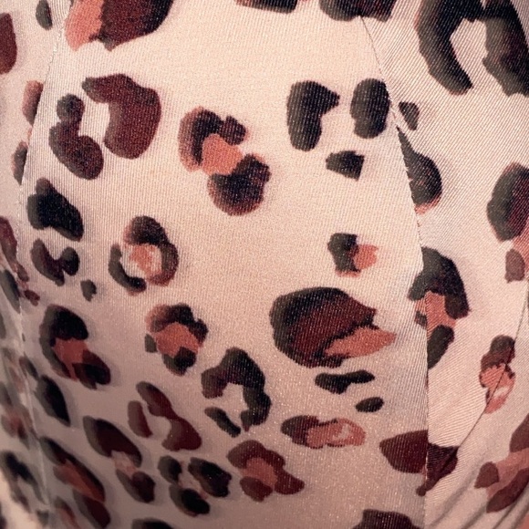 Adore Me BRA WO SIZE 38DD FRONT CLOSURE ANIMAL PRINT BLACK LACE TRIM EUC CLEAN - Picture 5 of 11